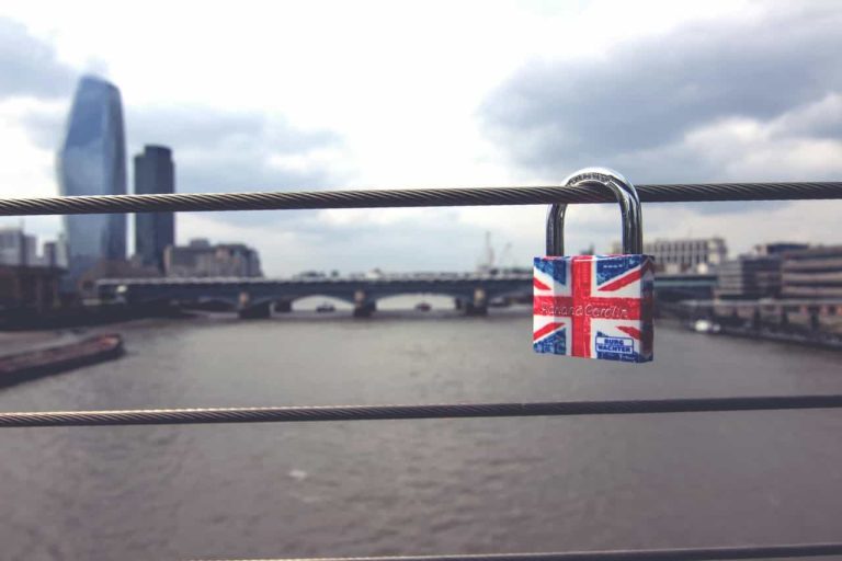 cadenas aux couleurs du drapeau anglais.