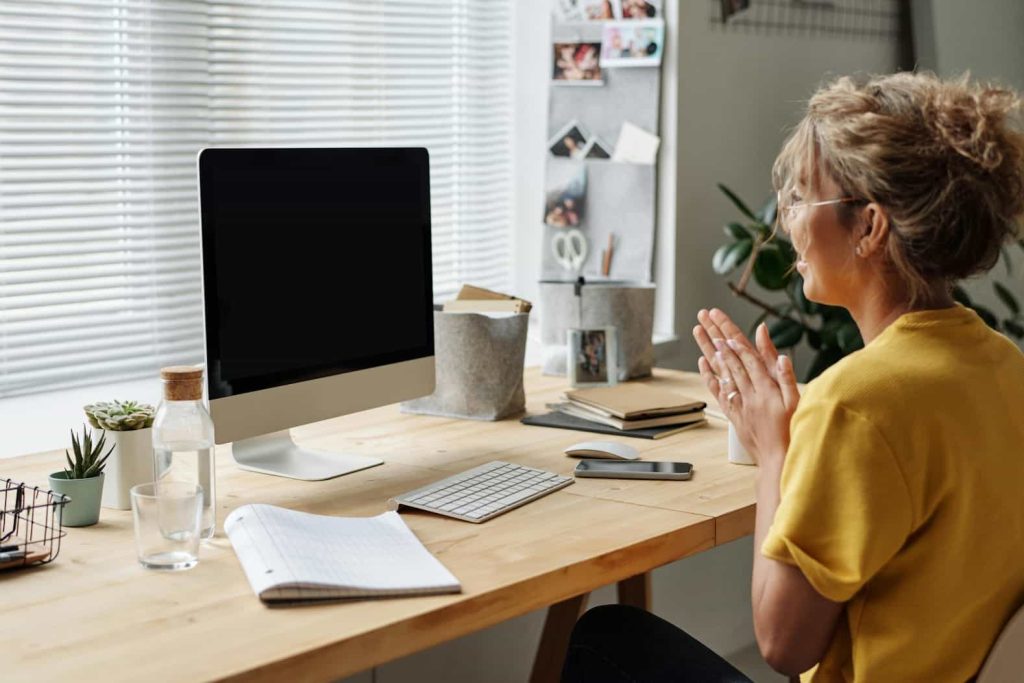 Freelance travaillant dans un espace de travail organisé et lumineux, illustrant une organisation durable au quotidien