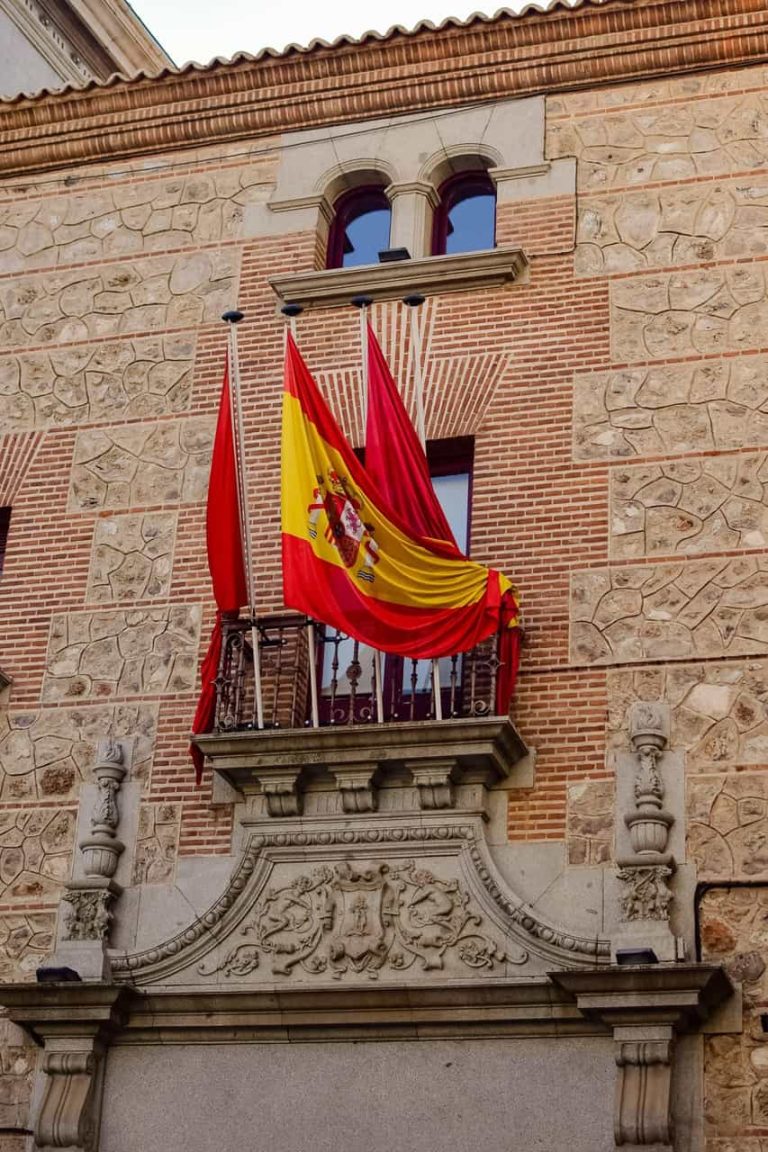 Drapeau espagnol en façade de bâtiment.